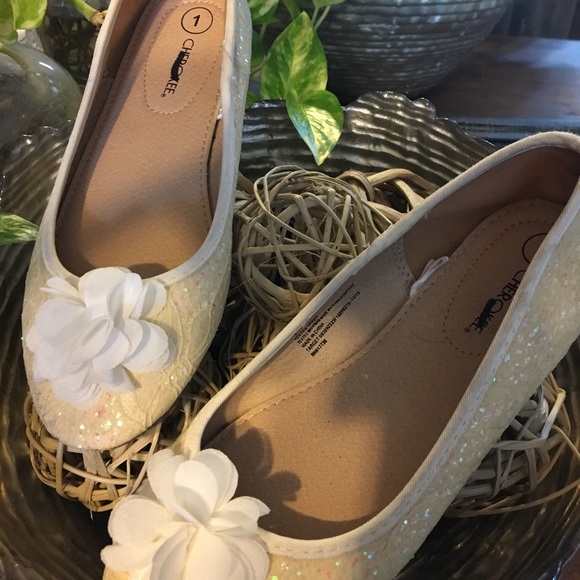 Girls size 1, sparkle sequined and flower flats - Picture 5 of 8